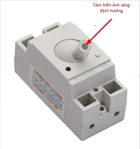 Công tắc cảm biến ánh sáng kết hợp định thời DN2207-T có sensor quay điều chỉnh ngưỡng.